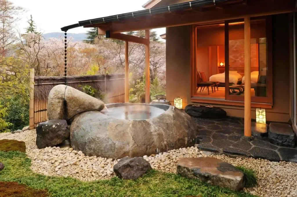 Estadía en ryokan de lujo con onsen privado